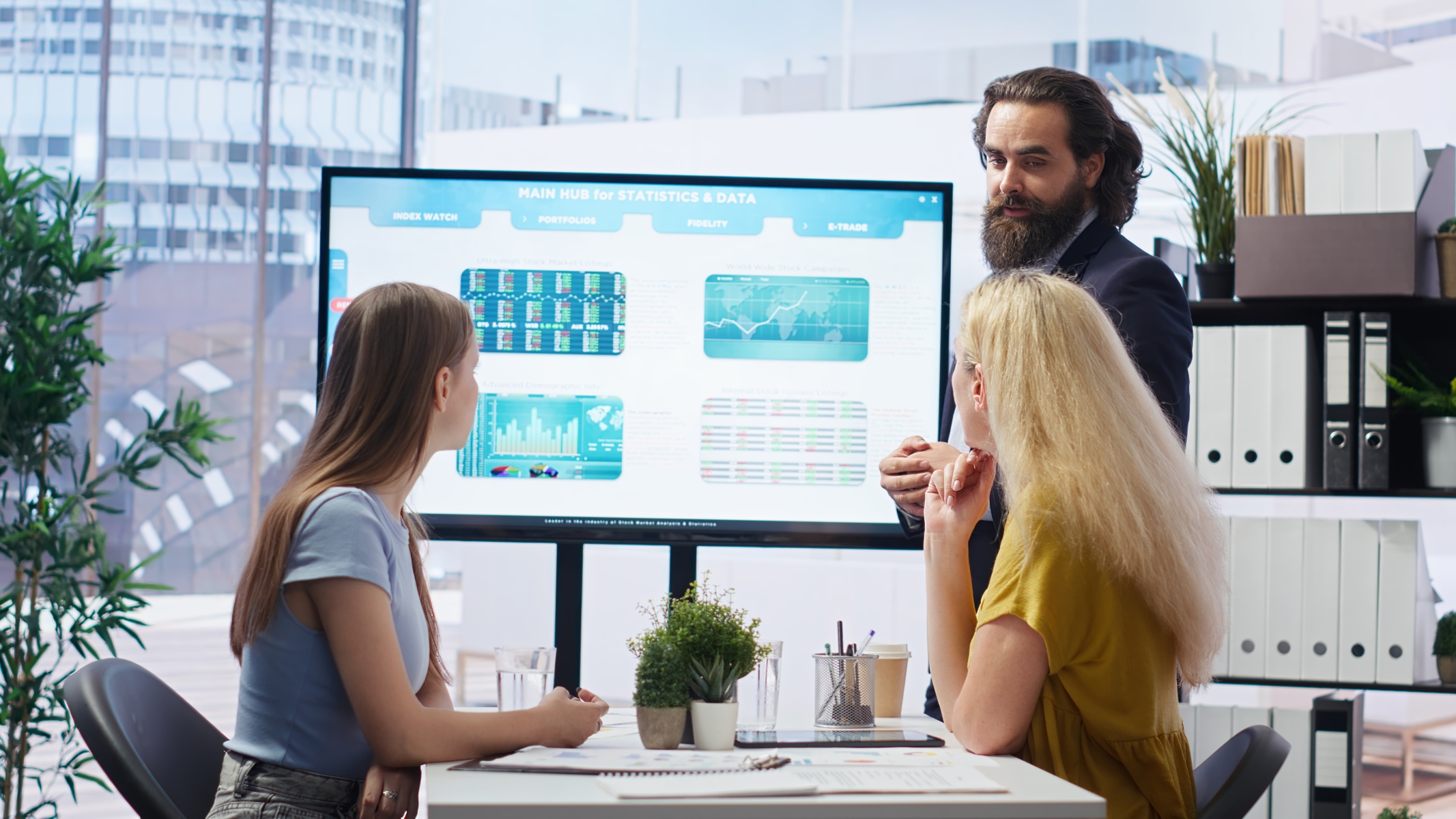 broker-agent-presents-stock-market-analytics-to-mo